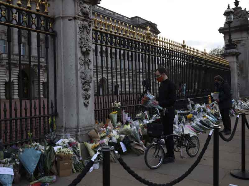 palacio de buckingham multitudes lamentan la muerte de felipe de edimburgo 2021