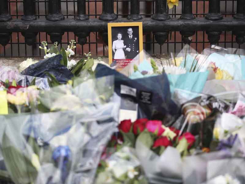 palacio de buckingham multitudes lamentan la muerte de felipe de edimburgo 2021
