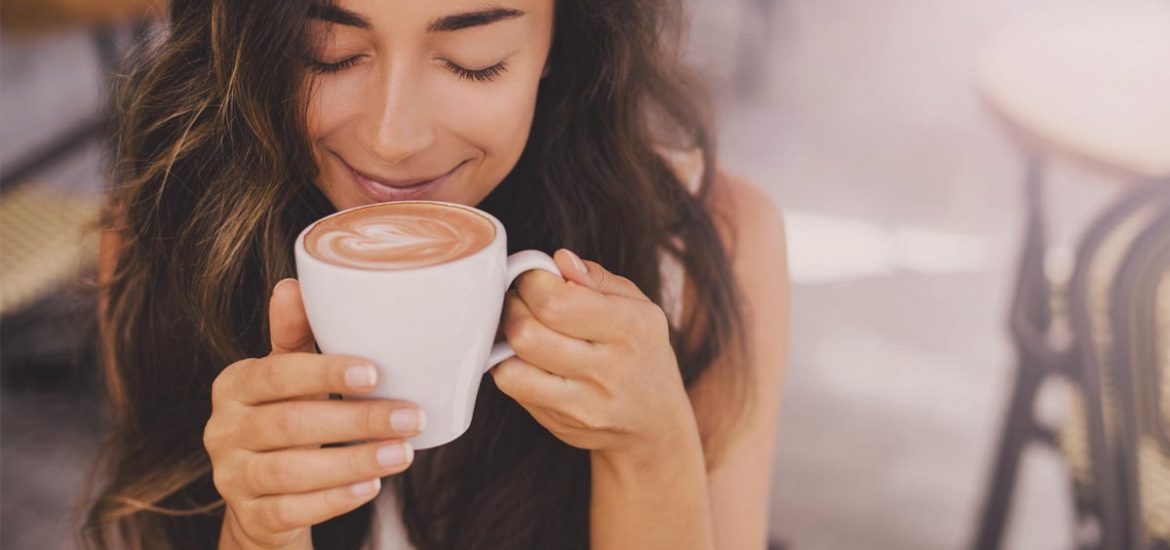 tomar café y dormir bien mujer