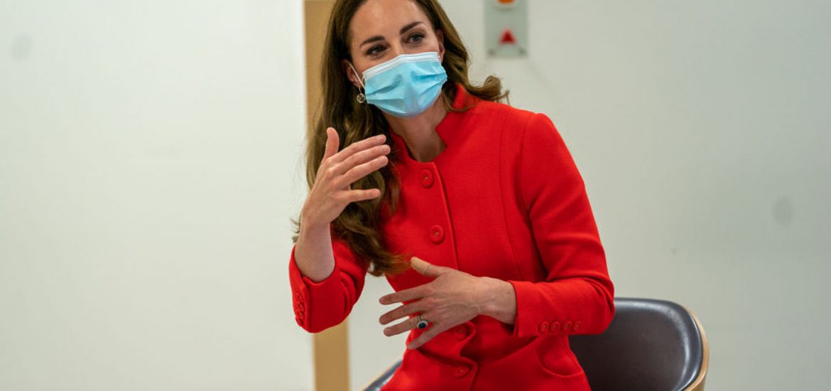 Modelos tradicionales y otros más extravagantes del clásico abrigo rojo. Inspírate con Kate Middleton, la reina Letizia y más 'fashion royals'.