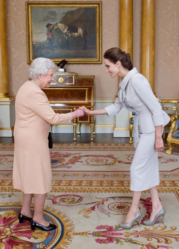 angelina jolie reina isabel ii