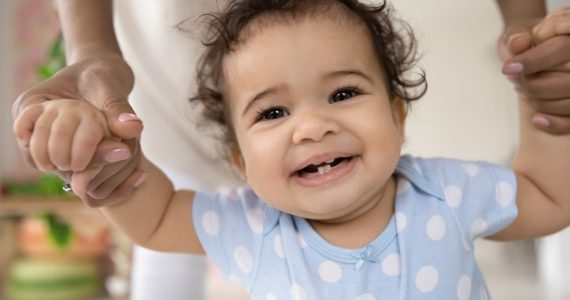 bebé primeros dientes cuidados básicos