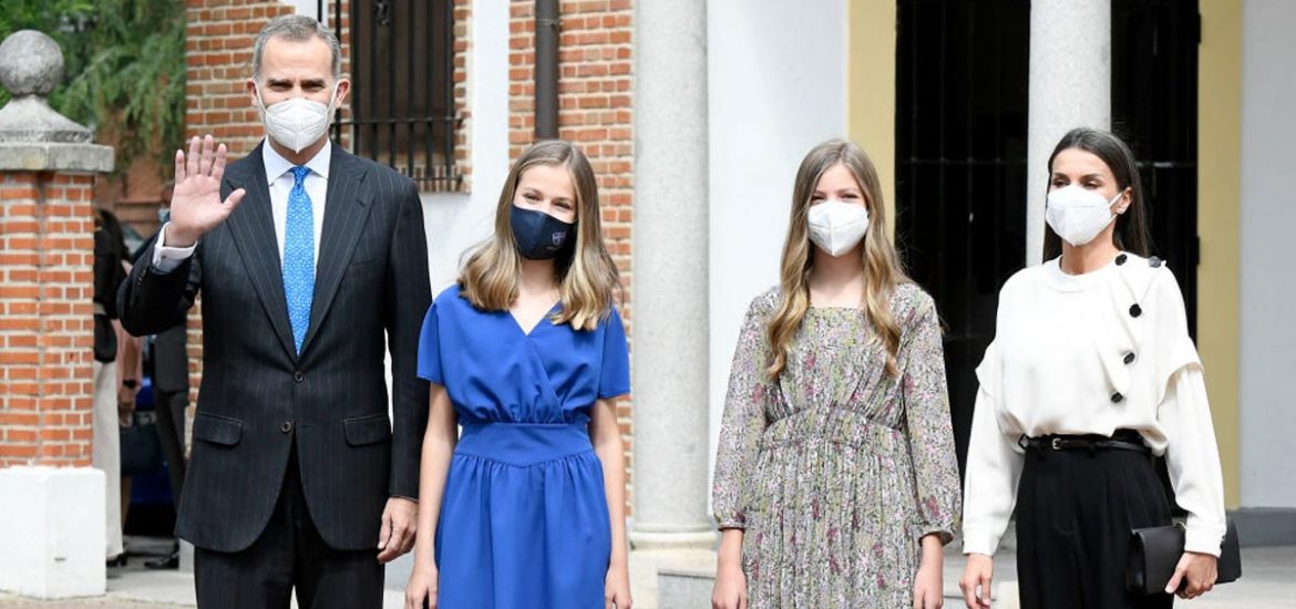 Las fotografías de la confirmación de la princesa Leonor, la heredera e hija de los reyes Felipe y Letizia que brilló con un look discreto. (Foto: Getty Images)