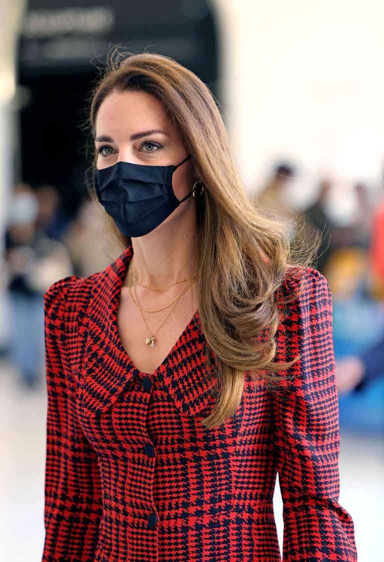 El nuevo vestido rojo de pata de gallo con el que Kate Middleton enamoró al público