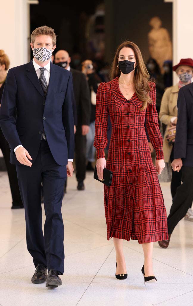 El nuevo vestido rojo de pata de gallo con el que Kate Middleton enamoró al público