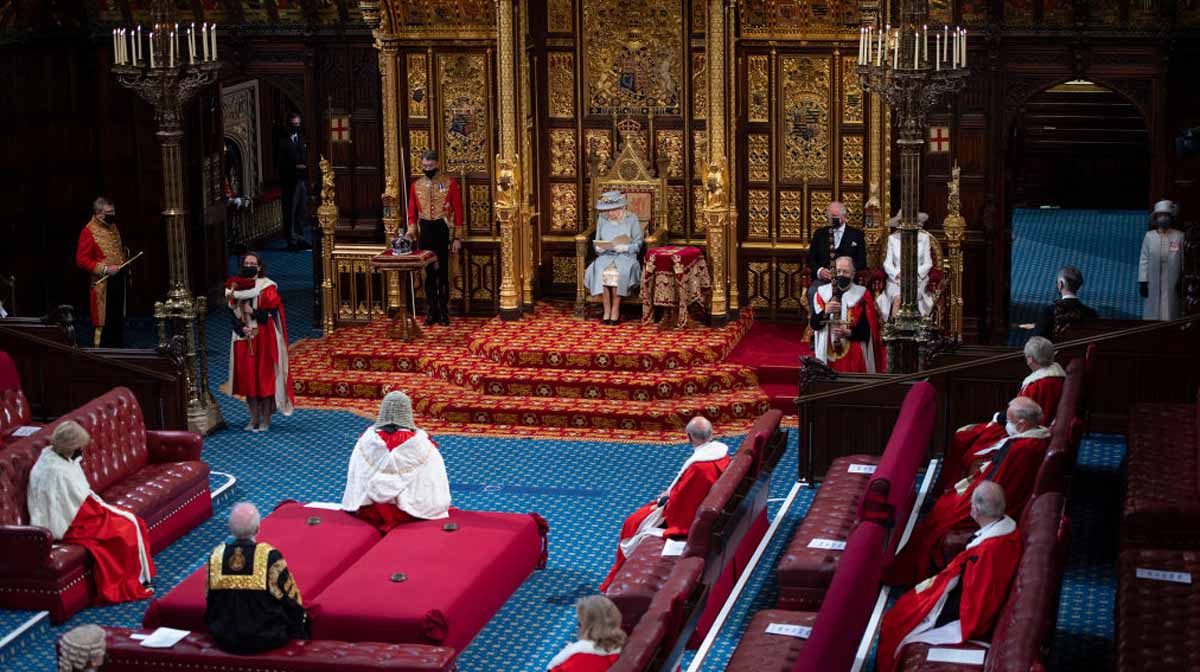 reina isabel ii primera aparición pública en el parlamento