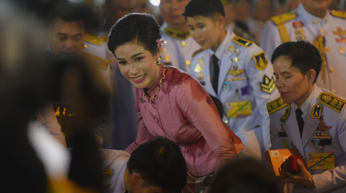 Los supuestos planes del rey de Tailandia son hacer reina a su concubina Sineenat (a quien encarceló y luego liberó), lo cual la haría la segunda reina del país.