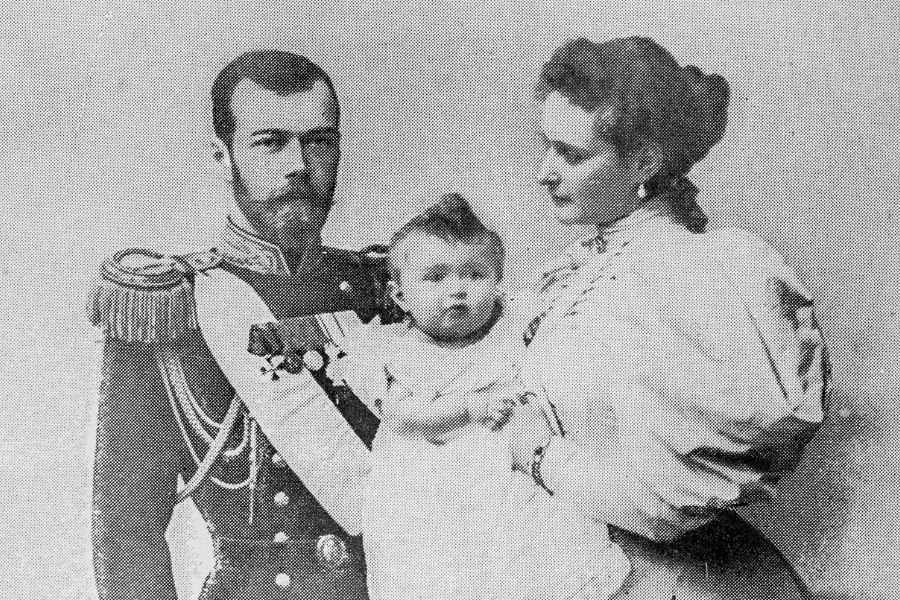 Nicolás II y Alejandra Románov con su primogénita Olga