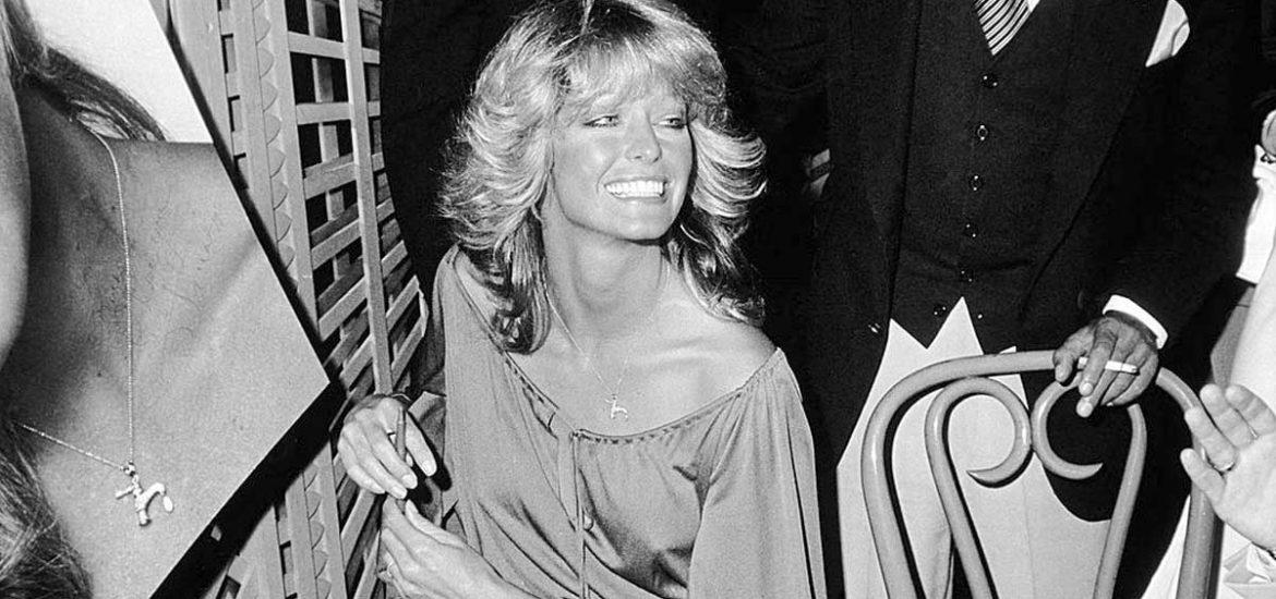 El 'Ángel de Charlie' nos enamora con su estilo fresco y sensual para esta época de calor. Inspírate en Farrah Fawcett para el verano 2021.