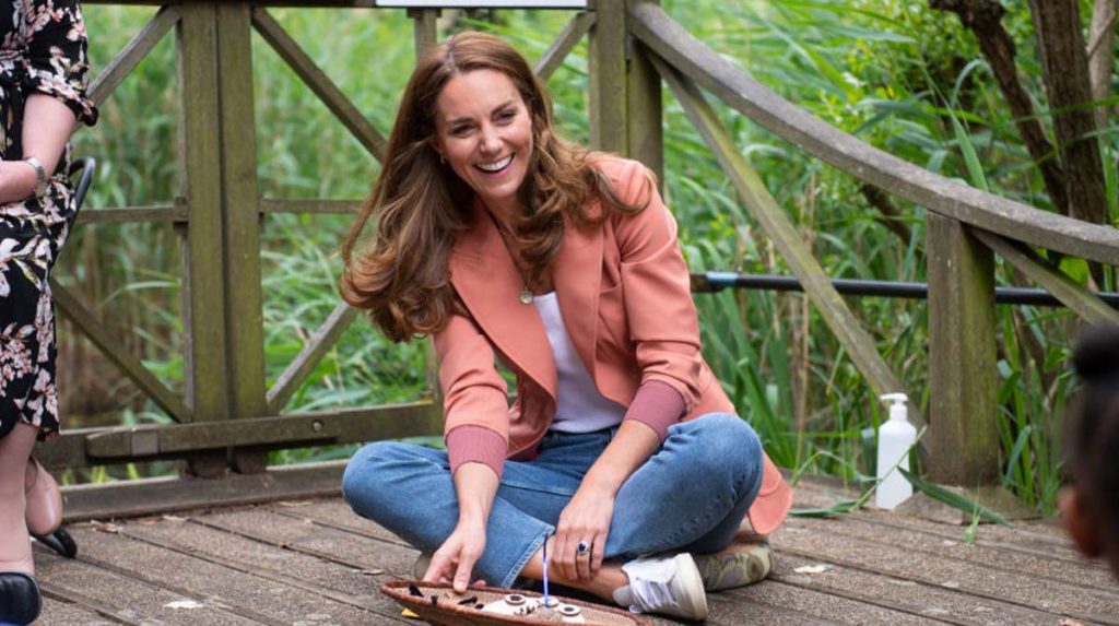 Kate Middleton cambia los skinny jeans por jeans anchos y ...