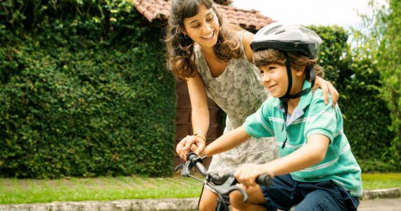 Andar en bicicleta ayuda al desarrollo de los niños y los hace más felices