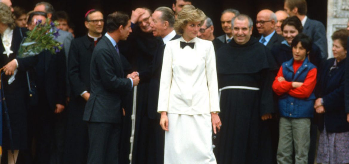 Las mujeres también pueden llevar y traje y corbata, y alguien que representó esta dupla sumamente bien fue la princesa Diana.