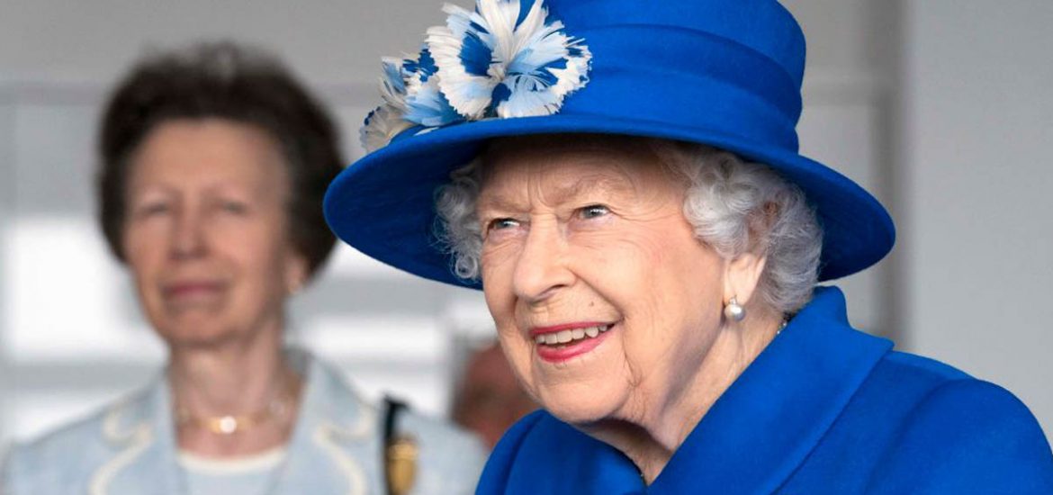 Con un brillante traje azul, la reina Isabel II paseó por Escocia con su hija, la princesa Ana, compartiendo tiempo de calidad y profesión.