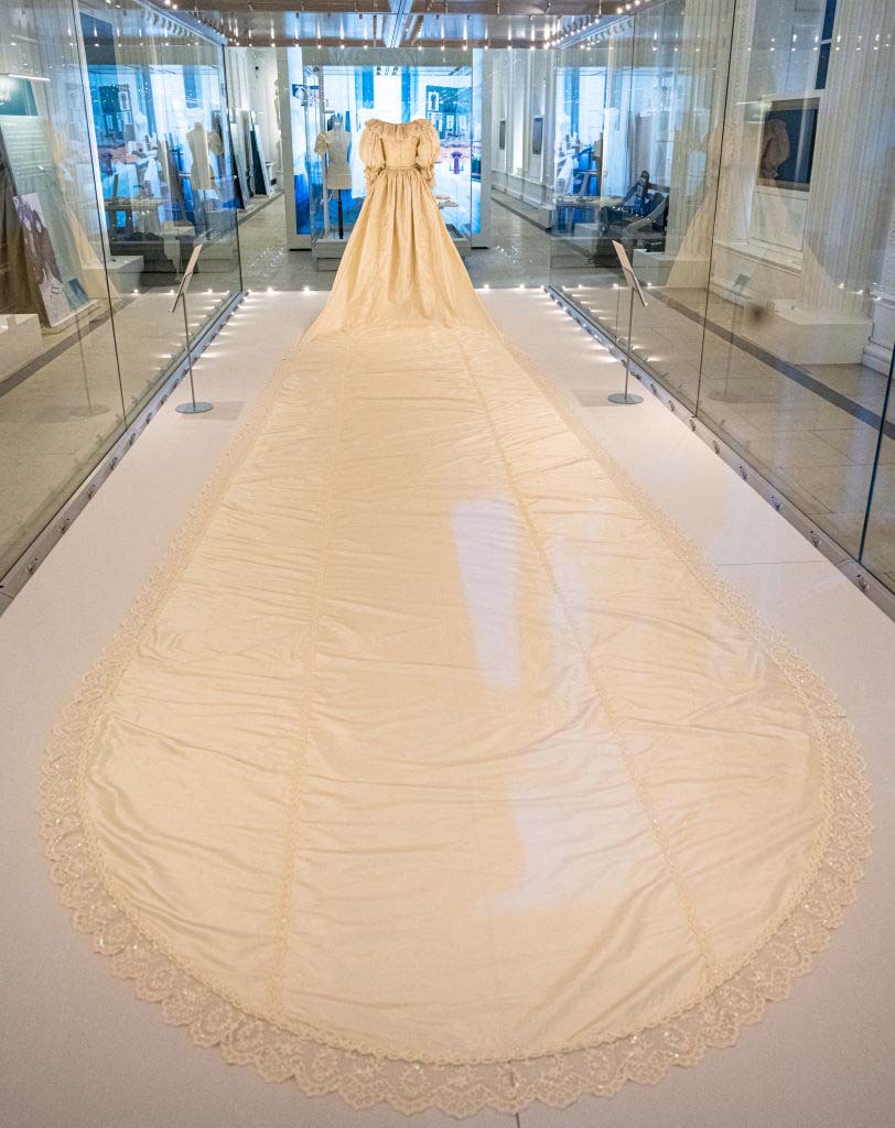 Así luce el vestido de novia de la princesa Diana en exhibición desde Kensington Palace