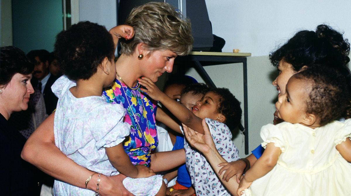 Princesa Diana con niños abandonados en Brasil