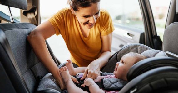¡Bebé a bordo! 8 formas de mantener seguros (y cómodos) a los pequeños en el coche
