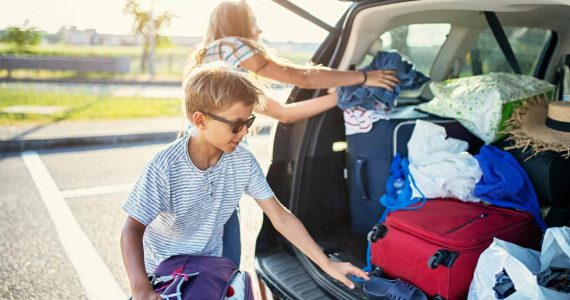 empacar maleta de niños