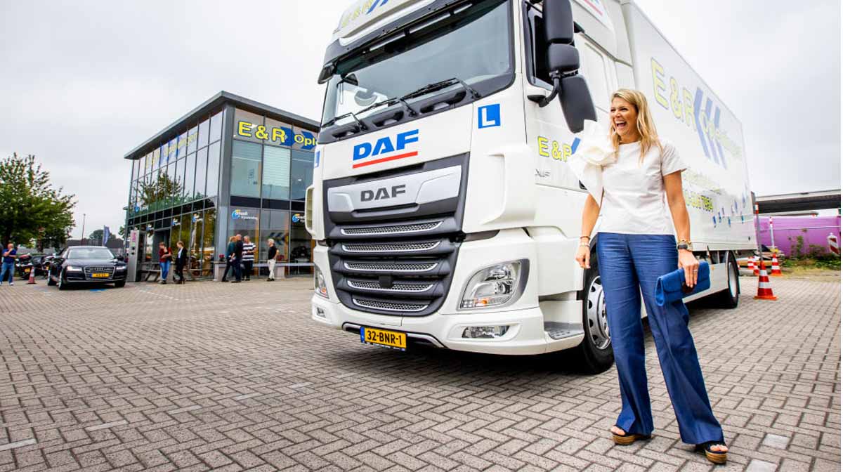 maxima de holanda maneja trailer descalza