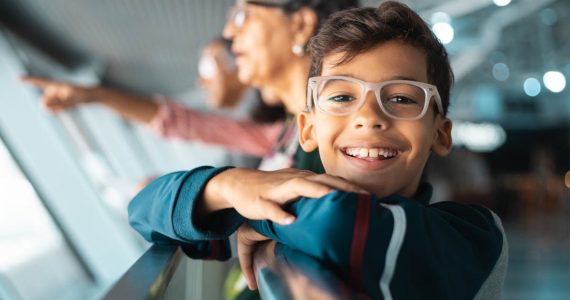niños usando lentes