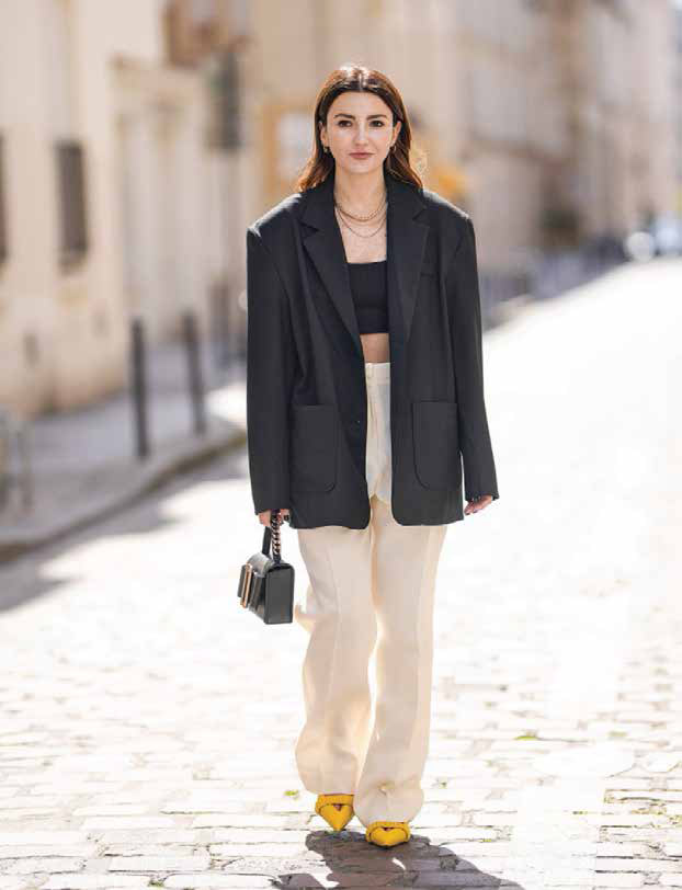 como combinar pantalones caqui mujer