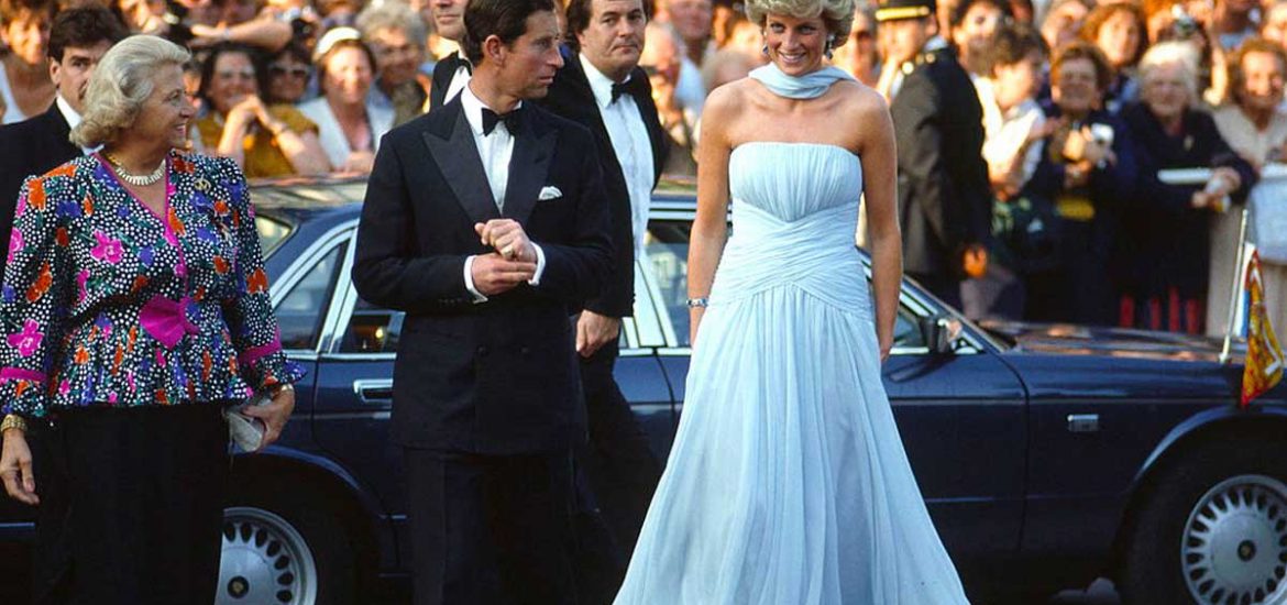 ¡Inicia el Festival de Cannes 2021! Y para celebrarlo, recordamos cuando la princesa Diana asistió en un divino vestido azul celeste de chifón.