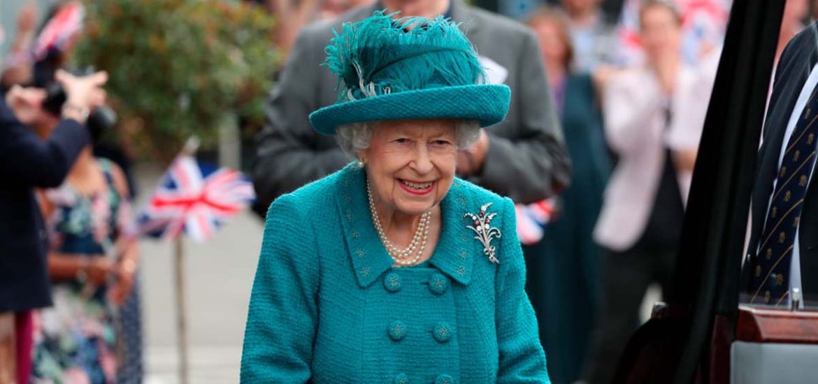 The best pictures of Queen Elizabeth II walking comfortably in the streets of Manchester