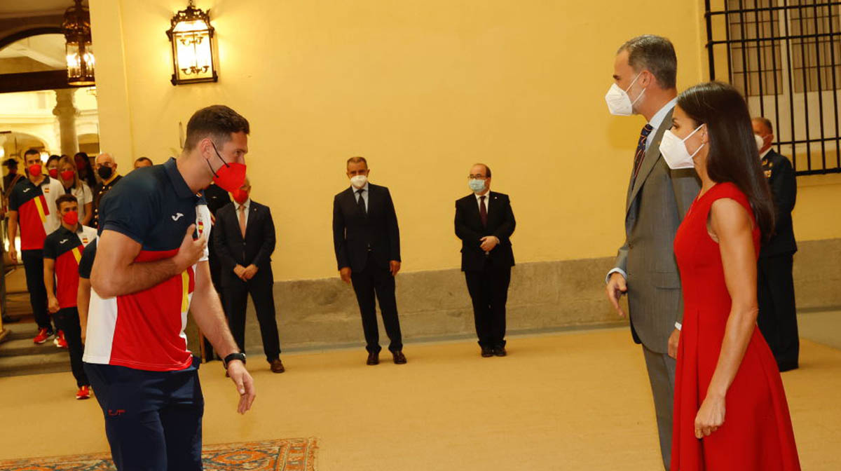 La reina Letizia viste de rojo para apoyar al equipo español que parte a las Olimpiadas
