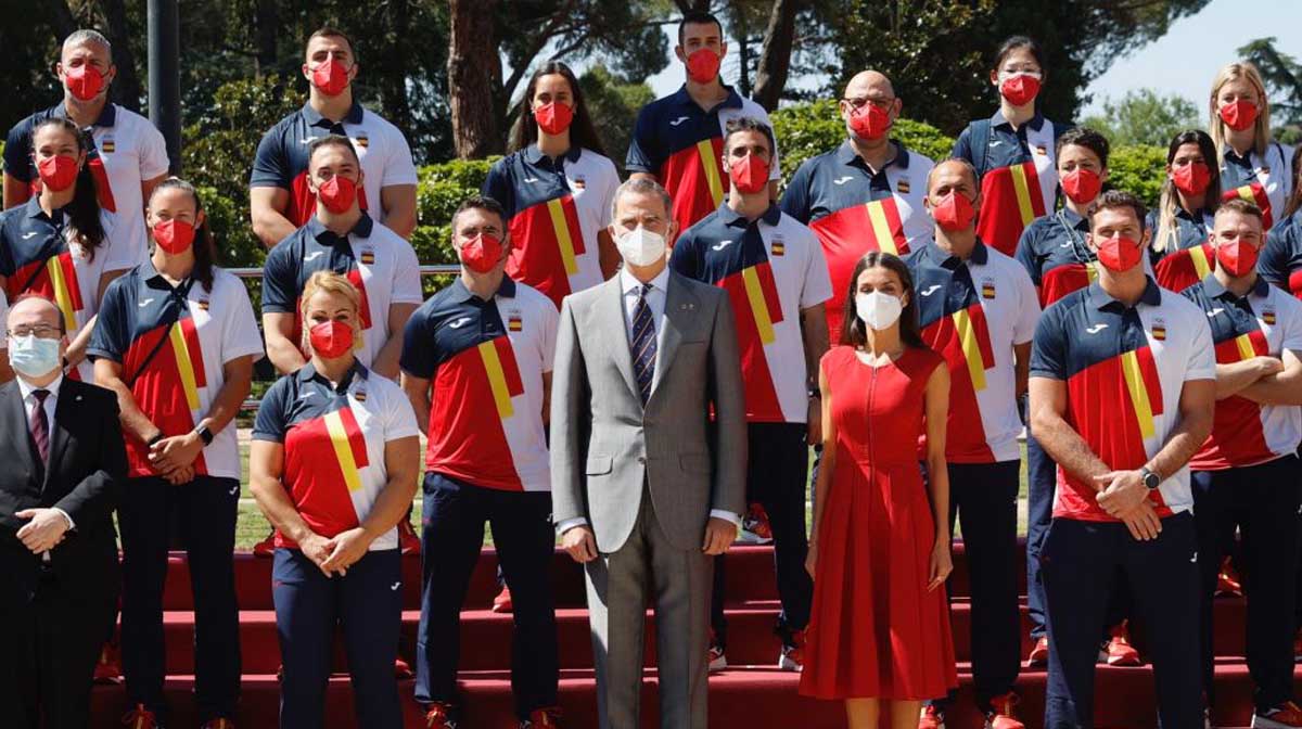 La reina Letizia viste de rojo para apoyar al equipo español que parte a las Olimpiadas