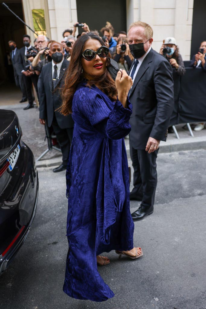 salma-hayek-paris-fashion-week-1